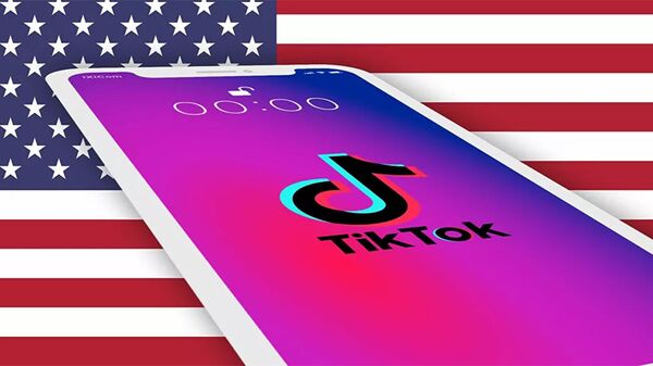 Приложение TikTok на фоне американского флага - 俄羅斯衛星通訊社