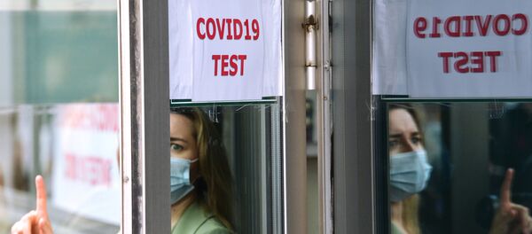 Пассажирка перед экспресс-тестированием на COVID-19 в международном аэропорту Внуково - 俄羅斯衛星通訊社