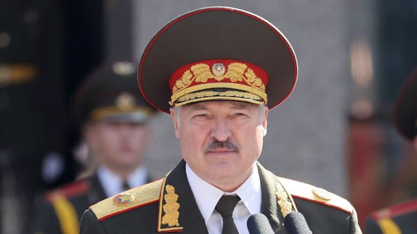  Президент Белоруссии Александр Лукашенко обращается к военнослужащим после завершения церемонии инаугурации в Минске - 俄罗斯卫星通讯社