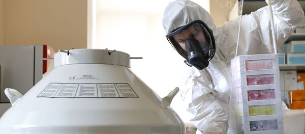 Сотрудник Национального исследовательского центра им. Гамалеи в лаборатории - 俄羅斯衛星通訊社