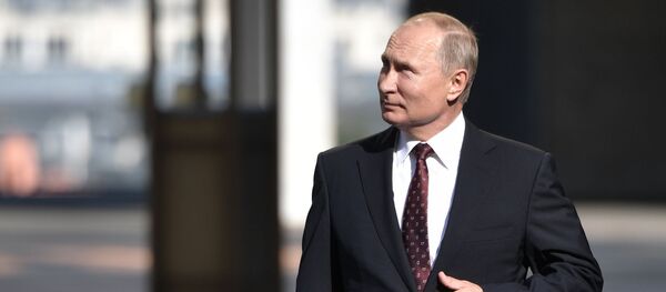 Президент РФ Владимир Путин перед голосованием на выборах депутатов в Московскую городскую Думу - 俄羅斯衛星通訊社