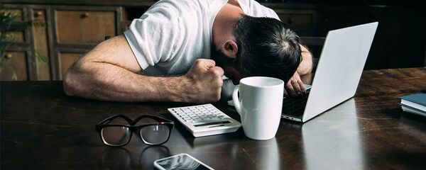 Расстроенный мужчина за компьютером - 俄羅斯衛星通訊社