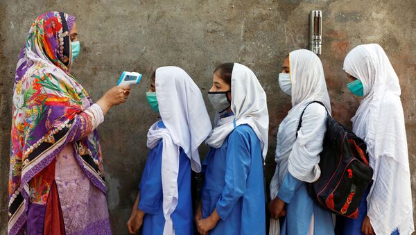 Проверка температуры у учеников перед входом в класс в Пешаваре, Пакистан - 俄羅斯衛星通訊社