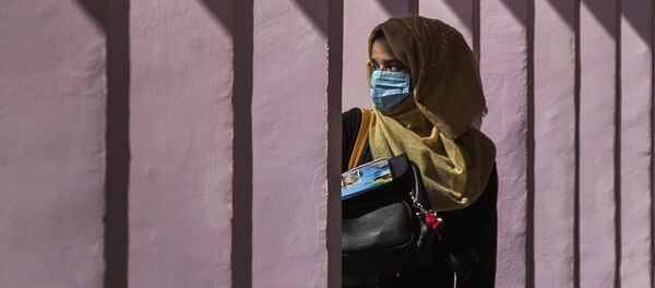 Школьница в маске и платке у школы в Сринагаре, Кашмир - 俄罗斯卫星通讯社