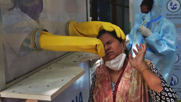 Медицинский работник проводит тест в Индии - 俄羅斯衛星通訊社