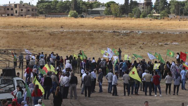 Курды с флагами на сирийско-турецкой границе, в Рас-эль-Айне, Сирия - 俄罗斯卫星通讯社
