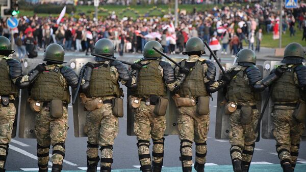 Сотрудники милиции и участники акции протеста в Минске - 俄羅斯衛星通訊社