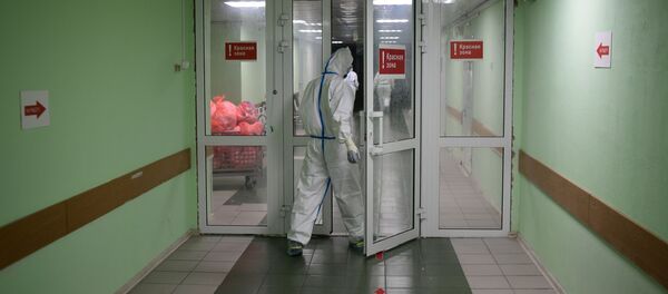Медицинские работники входят в красную зону госпиталя COVID-19 городской клинической больницы № 15 имени О. М. Филатова в Москве. - 俄罗斯卫星通讯社