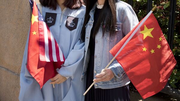 Китайские школьницы с флагами КНР и США - 俄罗斯卫星通讯社