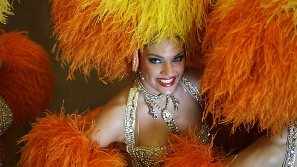 Танцовщица Moulin Rouge перед карнавалом в Рио-де-Жанейро, Бразилия - 俄罗斯卫星通讯社