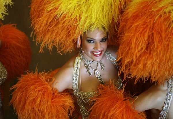 Танцовщица Moulin Rouge перед карнавалом в Рио-де-Жанейро, Бразилия - 俄羅斯衛星通訊社