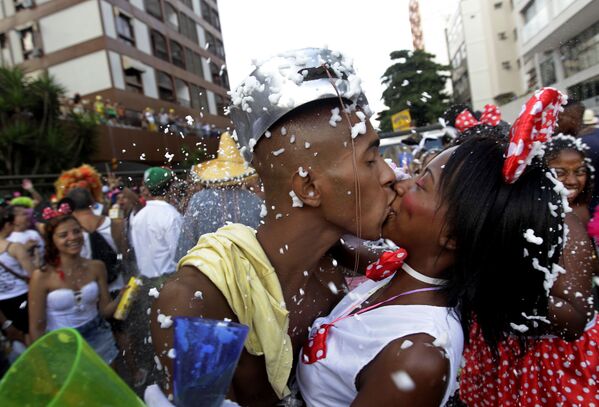 Отдыхающие во время празднования карнавала Banda de Ipanema в Рио-де-Жанейро, Бразилия - 俄羅斯衛星通訊社