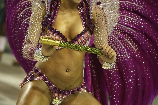 Танцоры из школы самбо Mangueira на карнавале в Рио-де-Жанейро, Бразилия - 俄羅斯衛星通訊社