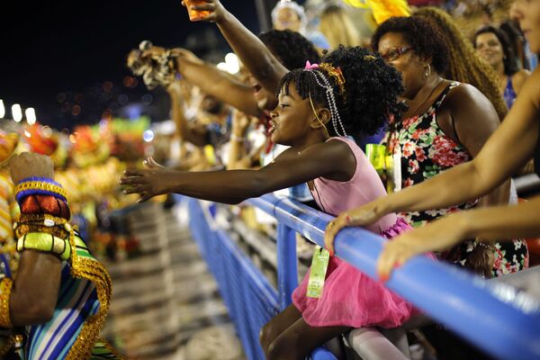 Девочка приветствует участников карнавала в Рио-де-Жанейро, 2015 год - 俄羅斯衛星通訊社