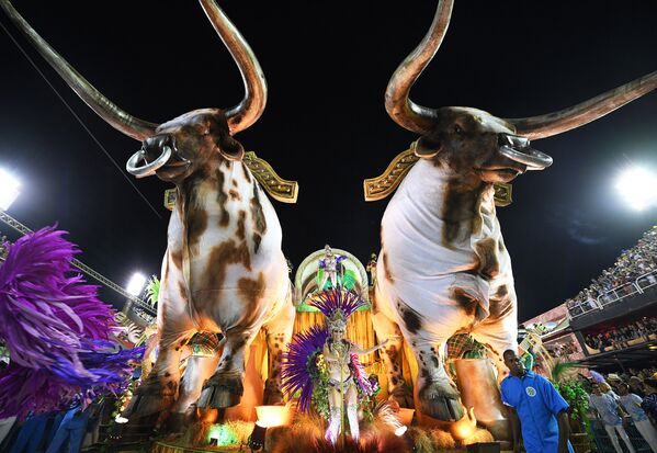 Танцоры из школы самбо Vila Isabel на карнавале в Рио-де-Жанейро, Бразилия - 俄罗斯卫星通讯社