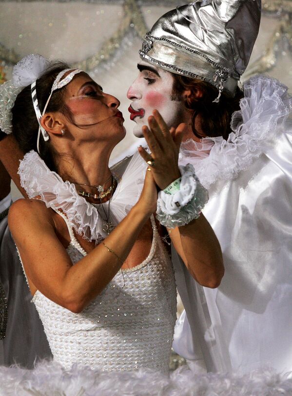 Целующаяся пара на карнавале в Рио-де-Жанейро, 2005 год - 俄罗斯卫星通讯社