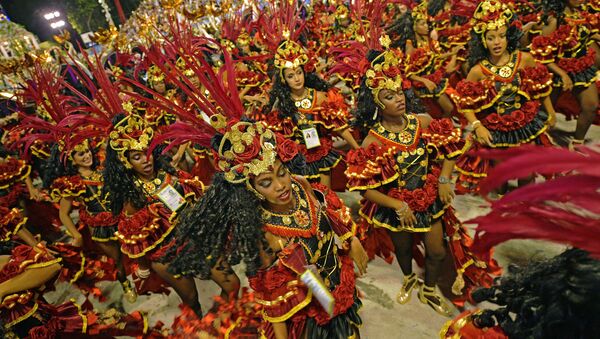 Танцоры из школы самбо Beija Flor на карнавале в Рио-де-Жанейро, Бразилия - 俄羅斯衛星通訊社