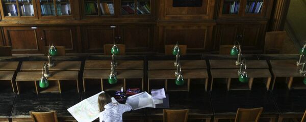 Студентка в читальном зале Научной библиотеки им. А.М.Горького МГУ им. М. В. Ломоносова - 俄罗斯卫星通讯社