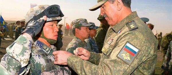 俄罗斯国防部副部长叶夫库罗夫中将向中方参演官兵颁发勋章 俄罗斯国防部副部长叶夫库罗夫中将向中方参演官兵颁发勋章 - 俄罗斯卫星通讯社