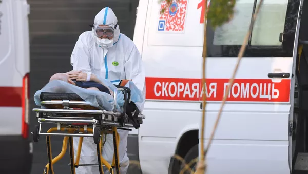 Бригада скорой медицинской помощи доставила пациента в карантинный центр в Коммунарке. - 俄羅斯衛星通訊社