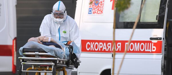 Бригада скорой медицинской помощи доставила пациента в карантинный центр в Коммунарке. - 俄罗斯卫星通讯社