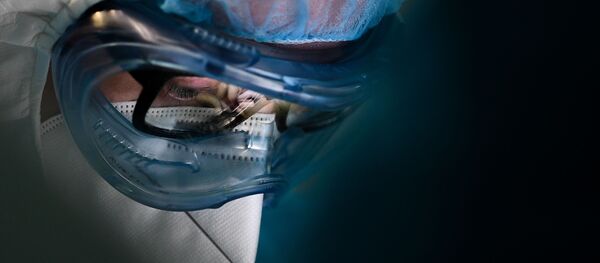 Врач городской клинической больницы № 15 имени О. М. Филатова в Москве во время операции. Врач городской клинической больницы № 15 имени О. М. Филатова в Москве во время операции. - 俄罗斯卫星通讯社