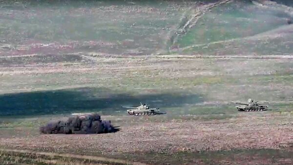 Армянская армия уничтожает азербайджанские танки на линии соприкосновения Нагорно-Карабахской Республики - 俄罗斯卫星通讯社