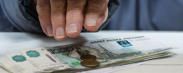 Пенсионер получает пенсию - 俄罗斯卫星通讯社
