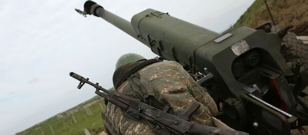 Военнослужащий на артиллерийской позиции в зоне карабахского конфликта. - 俄罗斯卫星通讯社