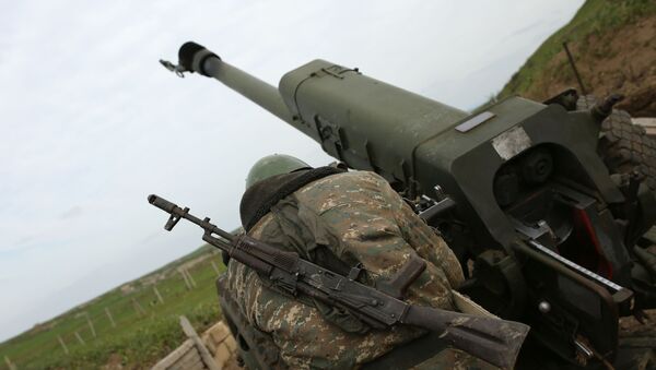 Военнослужащий на артиллерийской позиции в зоне карабахского конфликта. - 俄羅斯衛星通訊社