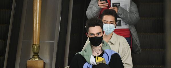 Пассажиры Московского метрополитена в медицинских масках - 俄罗斯卫星通讯社