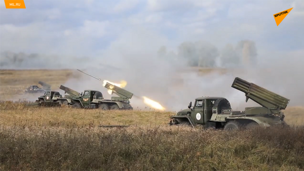 中央军区炮兵在演习中摧毁假想敌 - 俄罗斯卫星通讯社