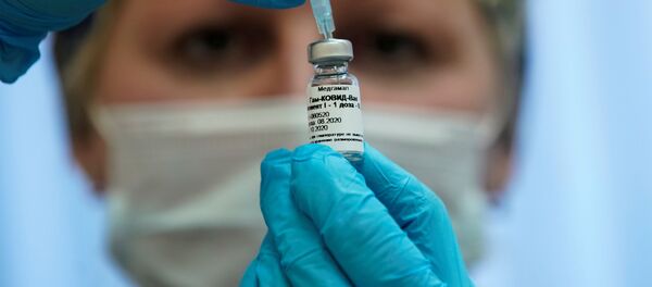 Медсестра с вакциной Спутник-V - 俄罗斯卫星通讯社