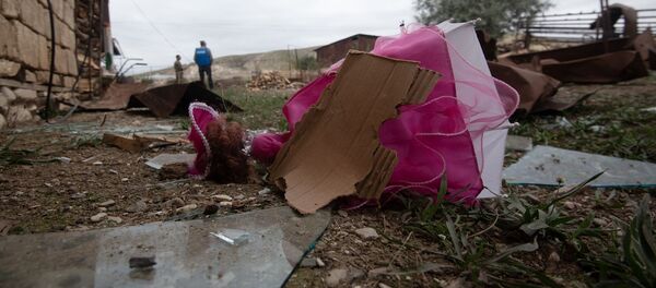 Игрушка и осколки стекла у пострадавшего здания в городе Мартуни - 俄罗斯卫星通讯社