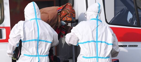 Бригада скорой медицинской помощи доставила пациентку в карантинный центр в Коммунарке Бригада скорой медицинской помощи доставила пациентку в карантинный центр в Коммунарке - 俄罗斯卫星通讯社