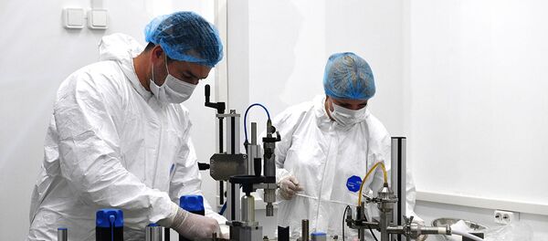 Сотрудники ООО НПФ Исследовательский центр на базе одной из лабораторий НПО Вектор  - 俄罗斯卫星通讯社