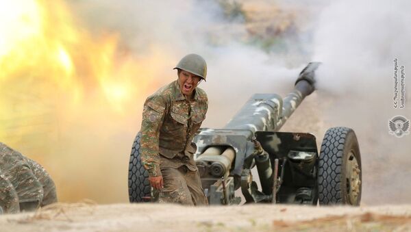 Армянский военный стреляет из артиллерийского орудия во время боя с азербайджанскими войсками в Нагорном Карабахе - 俄罗斯卫星通讯社