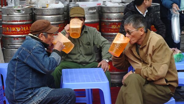 Мужчины пью пиво в Ханое  - 俄羅斯衛星通訊社