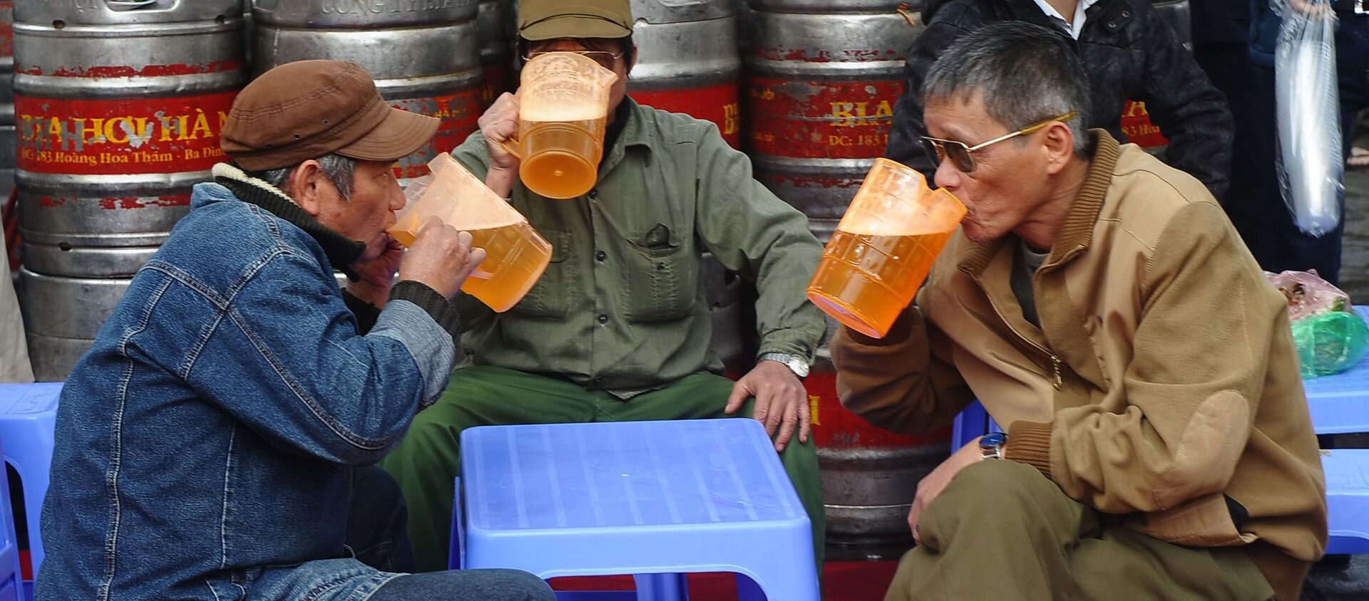 Мужчины пью пиво в Ханое  - 俄羅斯衛星通訊社, 1920, 05.01.2021