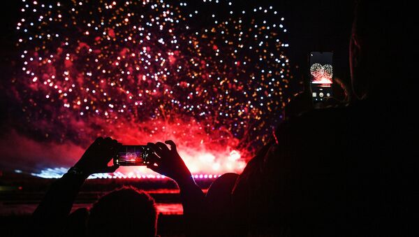 Люди фотографируют на мобильные телефоны салют на международном фестивале фейерверков Ростех - 俄羅斯衛星通訊社