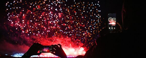 Люди фотографируют на мобильные телефоны салют на международном фестивале фейерверков Ростех - 俄羅斯衛星通訊社