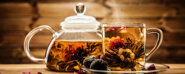 Чайник и кружка с чаем  - 俄罗斯卫星通讯社