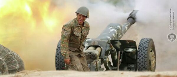 Армянский военнослужащий стреляет из артиллерийского орудия во время боя с азербайджанскими силами в Нагорном Карабахе Армянский военнослужащий стреляет из артиллерийского орудия во время боя с азербайджанскими силами в Нагорном Карабахе - 俄罗斯卫星通讯社