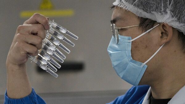 Рабочий проверяет вакцину от коронавируса. Пекин - 俄罗斯卫星通讯社