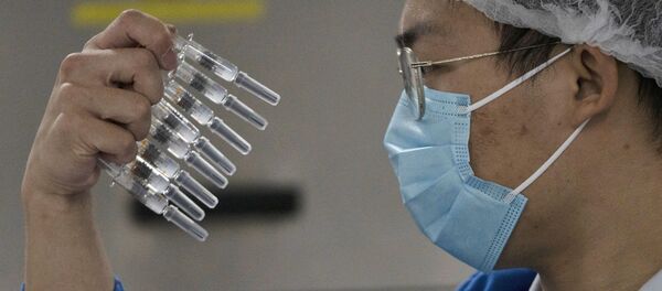 Рабочий проверяет вакцину от коронавируса. Пекин Рабочий проверяет вакцину от коронавируса. Пекин - 俄羅斯衛星通訊社