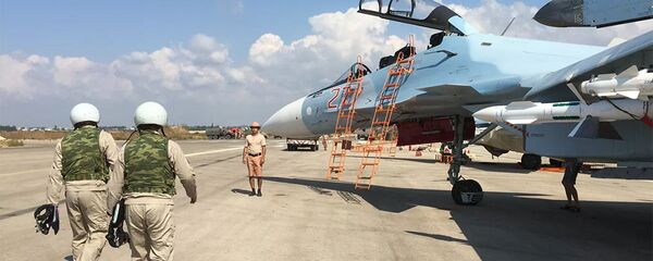Российские летчики готовятся к посадке в истребитель Су-30 перед вылетом с аэродрома Хмеймим в Сирии - 俄罗斯卫星通讯社