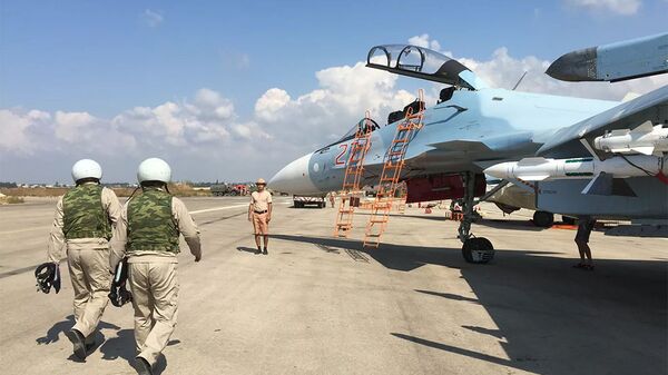 Российские летчики готовятся к посадке в истребитель Су-30 перед вылетом с аэродрома Хмеймим в Сирии - 俄羅斯衛星通訊社