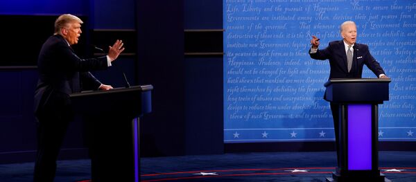 Действующий президент США Дональда Трампа и кандидат в президенты США Джо Байден во время первых дебатов в Кливленде, США Действующий президент США Дональда Трампа и кандидат в президенты США Джо Байден во время первых дебатов в Кливленде, США - 俄罗斯卫星通讯社