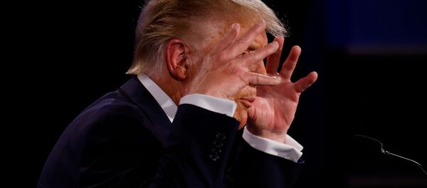 Президент США Дональд Трам во время первых дебатов с кандидатом в президенты США Джо Байденом - 俄罗斯卫星通讯社