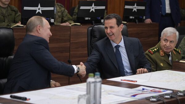 Президент России Владимир Путин и президент Сирии Башар Асад во время встречи в командном пункте группировки Вооруженных Сил России в Сирии - 俄羅斯衛星通訊社